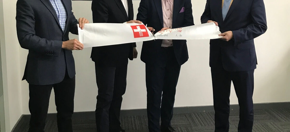 Mężczyzna w garniturze w formalnym ubraniu, stojący i uśmiechający się. Idealny dla pracownika umysłowego. Ubranie marki AVIA w Szanghaju.