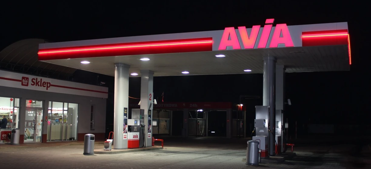 Stacja benzynowa z dystrybutorami paliwa AVIA czynnymi przez całą dobę, kasjerkami i sklepem. Zatankuj paliwo i zrób zakupy w drodze z AVIA.