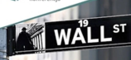 Tabliczka z nazwą ulicy z aluminium na ścianie, z napisem "WALL ST" i "Wall Street" w języku polskim. Tabliczka wskazuje lokalizację konferencji pod numerem 19 na Wall Street.