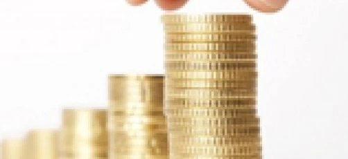 Zblizenie reki trzymajacej pieniadze, mieszanka monet i banknotow, z paznokciem pomalowanym w symbolu dobroczynnosci. Koncepcja obchodzenia sie z pieniedzmi, oszczedzania i gotowki.