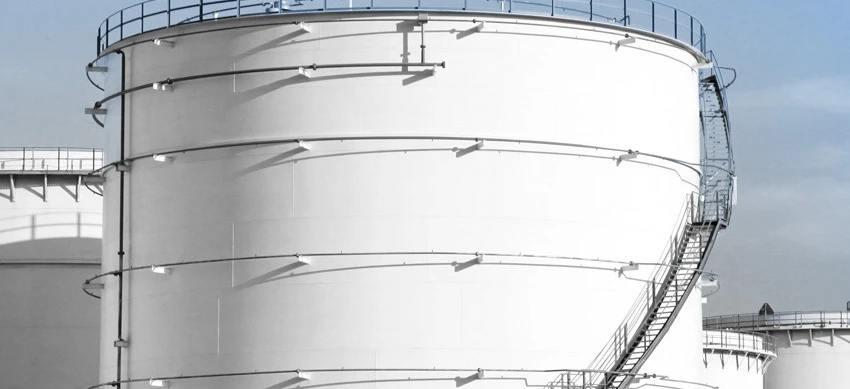 Zbiornik na stal w zakładzie przemysłowym, z rurami i cylindrami wykonanymi z materiału kompozytowego. Prace inżynieryjne w przemyśle w silosie.