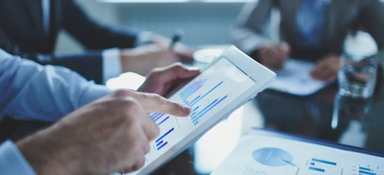 Pracownik umysłowy korzystający z technologii do współpracy i komunikacji podczas spotkania. Uczenie się zarządzania pracą poprzez gesty za pomocą urządzenia komunikacyjnego.