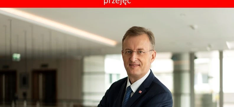 Biznesmen w garniturze i krawacie, noszący okulary, symbolizujący profesjonalizm i formalny ubiór w miejscu pracy. Podziel się swoimi przemyśleniami na temat ostatnich projektów biznesowych w komentarzu wideo przekazanym przez prezesa Adam Sikorskiego z Unimot S.A.