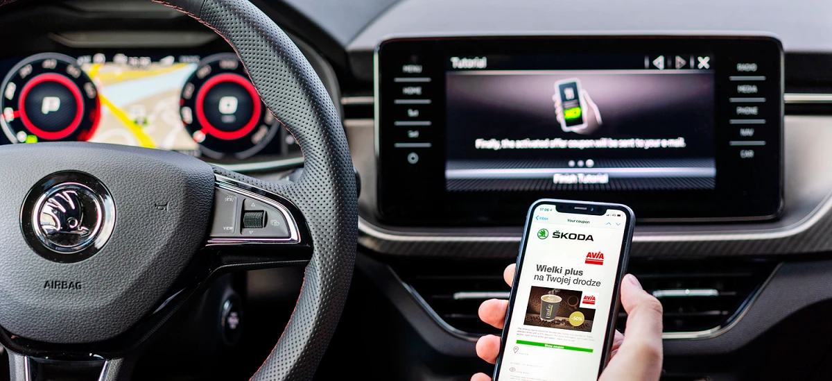 Tekst alternatywny: Volkswagen z zaawansowanym multimedialnym panelem centralnym, komputerem pokładowym i funkcjami bezpieczeństwa powietrznymi. Idealny do sportowego i stylowego doświadczenia jazdy.