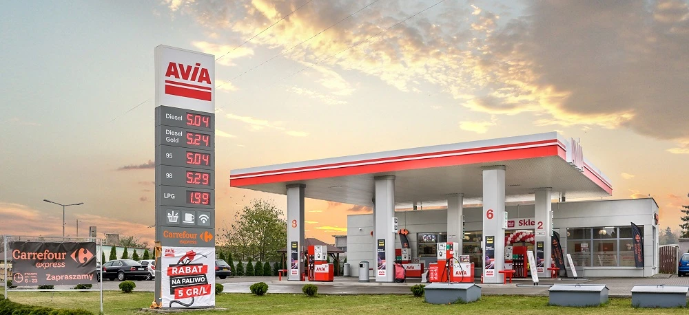 Dystrybutor benzyny i oleju napędowego na stacji paliw Carrefour. Tankowanie SUV-a dostępne z różnymi opcjami paliwa. Odwiedź nas, aby skorzystać z rabatów na paliwo.