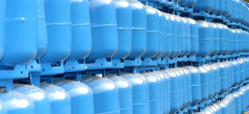 Obraz zbiornika do przechowywania tworzyw sztucznych produkowanego w fabryce z rurami i cylindrami.