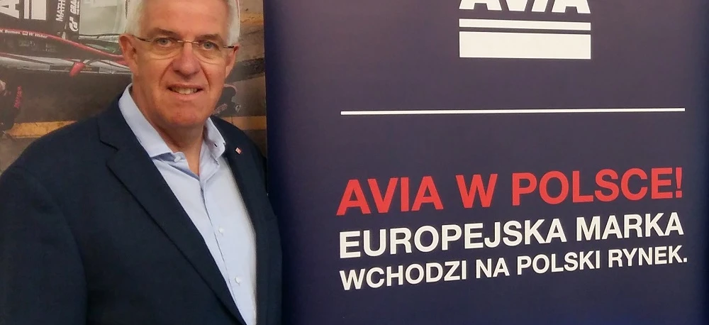 Logo dla Avia Racing prezentujące markę Avia wchodzącą na rynek polski z reklamą Gran Turismo. Ekscytujące wieści dla fanów europejskich wyścigów!