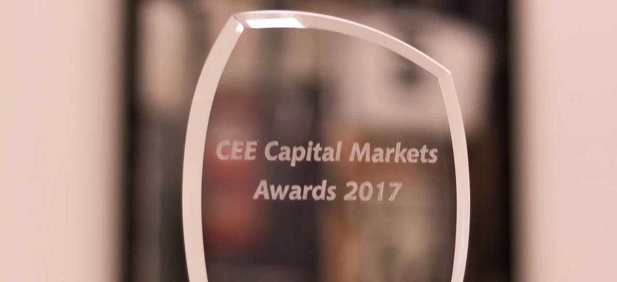 Grafika trofeum nagrody dla Najlepszej Transformacji NC na Główny Rynek na CEE Capital Markets Awards 2017, zdobyta przez Unimot S.A.