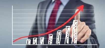 Pracownik biurowy w eleganckim ubraniu gestykulujący kciukiem, reprezentujący zarządzanie lub handel w ustawieniach biznesowych.