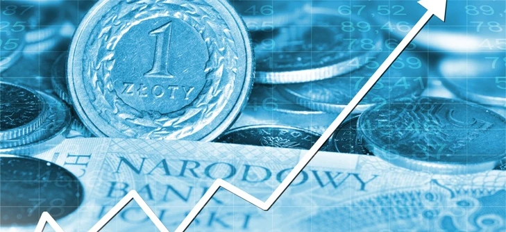 Sterta różnych monet i banknotów rozrzuconych na stole zapisanych cyframi. Pojęcie obsługi waluty i liczenia pieniędzy.