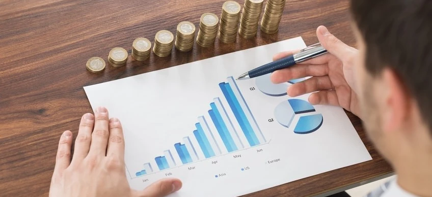 Pracownik umysłowy robi gest palcem i kciukiem, używając artykułów biurowych do rysowania diagramu dla zarządu. Kluczowe słowa: Palec, Gest, Kciuk, Artykuły biurowe, Diagram.