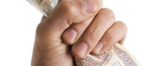 Ręka licząca dolary - symbolizująca zarządzanie pieniędzmi i oszczędzanie. Liczone są banknoty o wartości 200 i 339 CH.