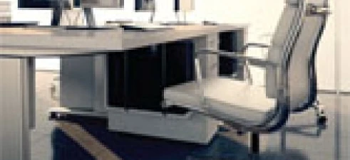 Nowoczesne biuro z eleganckimi meblami, w tym wygodnym krzesłem, dużym biurkiem komputerowym i monitorem komputerowym. Elegancki design wnętrza z naciskiem na funkcjonalność.