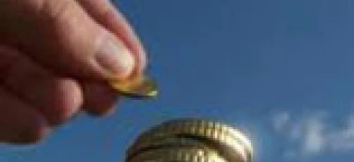 Ręka trzymająca stosik dolarowych banknotów symbolizująca obchodzenie się z pieniędzmi i oszczędzanie. Waluta, gotówka, banknot, moneta na tle.