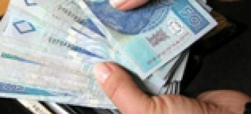 Zblizenie piecudolarowego banknotu z drobnymi detalami. Doskonale nadaje sie do ilustrowania koncepcji zwiazanych z pieniadzmi, waluta i oszczedzaniem.