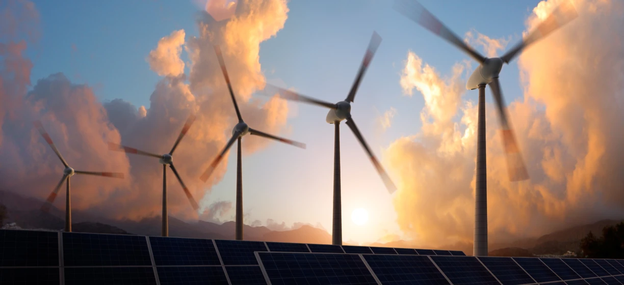 Turbina wiatrowa na farmie wiatrowej wytwarzająca energię elektryczną z łopat z materiału kompozytowego, w świetle słonecznym. Maszyna do produkcji energii odnawialnej dla dobra publicznego.