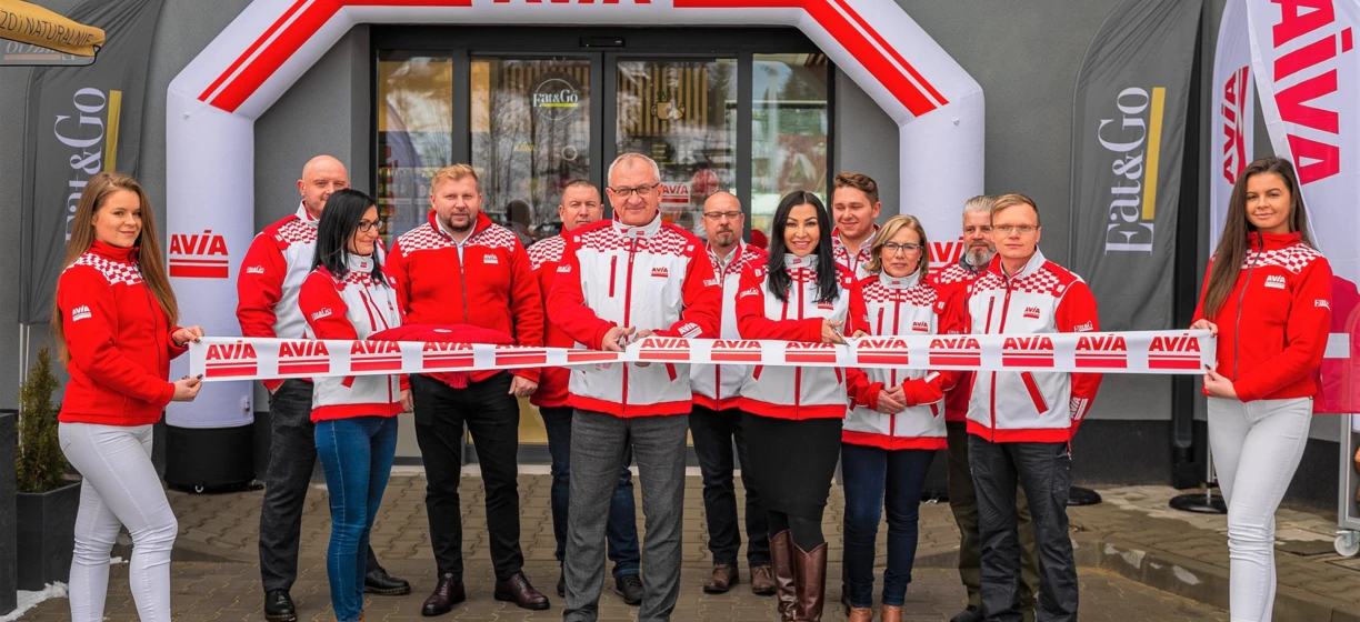 Reklama logo dla AVIA z hasłami takimi jak "2DINATURALNIE" i "Fat&Go". W obrazie widoczne są różne warianty brandingu AVIA.