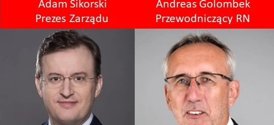 Osoba biznesowa w eleganckim ubraniu z okularami przemawia na konferencji dla niemieckich inwestorów 9 czerwca 2021 roku o godzinie 18:30. Na obrazie widoczni są Adam Sikorski, CEO, oraz Andreas Golombek, Przewodniczący Zarządu.