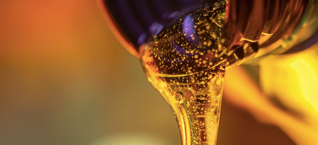 Makrofotografia zbliżenia żółtych i pomarańczowych płynów, w tym oleju silnikowego i oleju bawełnianego. Jasne i kolorowe tekstury płynów.