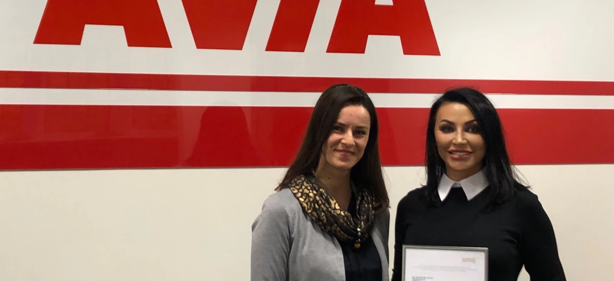 Zawodnik piłkarski z drużyny SD Eibar, w koszulce z logo AVÍA, w akcji podczas meczu. Hiszpańska drużyna.