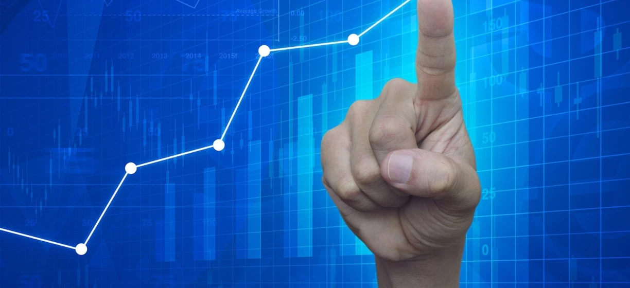 "Polski wykres wzrostu SEO od 2010 do 2018 roku, przedstawiający potencjał i średnie wskaźniki wzrostu w poszczególnych latach."