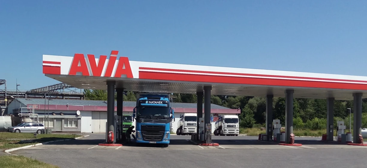 Ciężarówka dostawcza tankuje na stacji benzynowej przy autostradzie przy użyciu dystrybutora paliwa NATANEK. Benzyna jest pompowana do pojazdu.