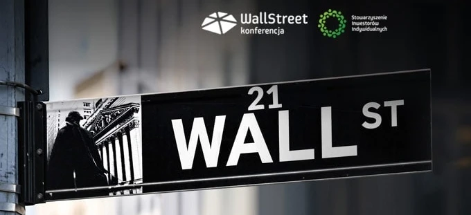 Tabliczka z nazwą ulicy "WALL ST" na ceglanej ścianie. Konferencja Stowarzyszenia Inwestorów Indywidualnych przy 21 Wall Street.