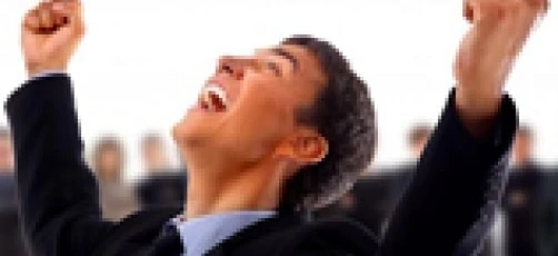 Ręka osoby jest uniesiona w geście oklasków, z kciukiem w górze, symbolizującym szczęście i radość. Osoba ta używa języka migowego jako formy rozrywki, sztuki wykonywanej.