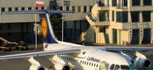 Samolot o skrzydłach o stałym profilu zaparkowany na płycie lotniska, symbolizujący podróże powietrzne i przemysł inżynierii lotniczej. Linia lotnicza gotowa do transportu, podkreślająca sektor lotnictwa i linii lotniczych.