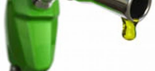 Dyspenser paliwa na stacji benzynowej z wężem i dyszą do benzyny. Maszyna do tankowania pojazdów benzyną.