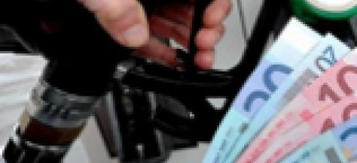 Dystrybutory paliw na stacji benzynowej wyświetlają logo oraz reklamy paliwa Excell Diesel. Stacja oferuje różne opcje paliwowe.