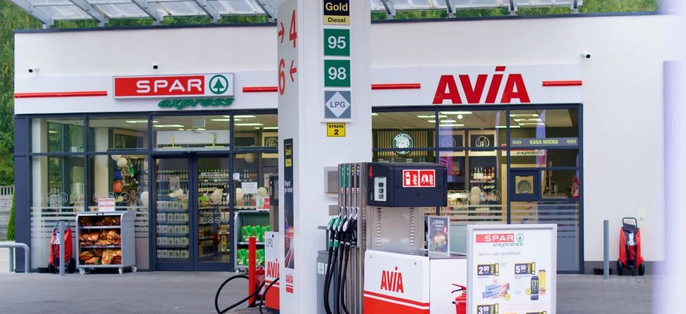 Zatankuj swoje SUV na stacji benzynowej z różnymi opcjami benzyny, w tym ON, Diesel, Gold i inne. Wygodne miejsca parkingowe dostępne obok dystrybutora paliwa dla szybkiego postoju.