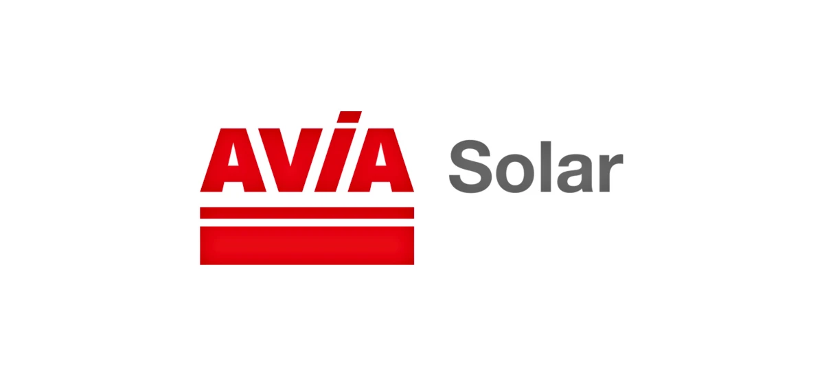 Logo firmy AVİA Solar, producenta energii odnawialnej, jest wyświetlany na koszulce noszonej przez gracza z SD Eibar. #AVİASolar #SDEibar #energiaodnawialna.