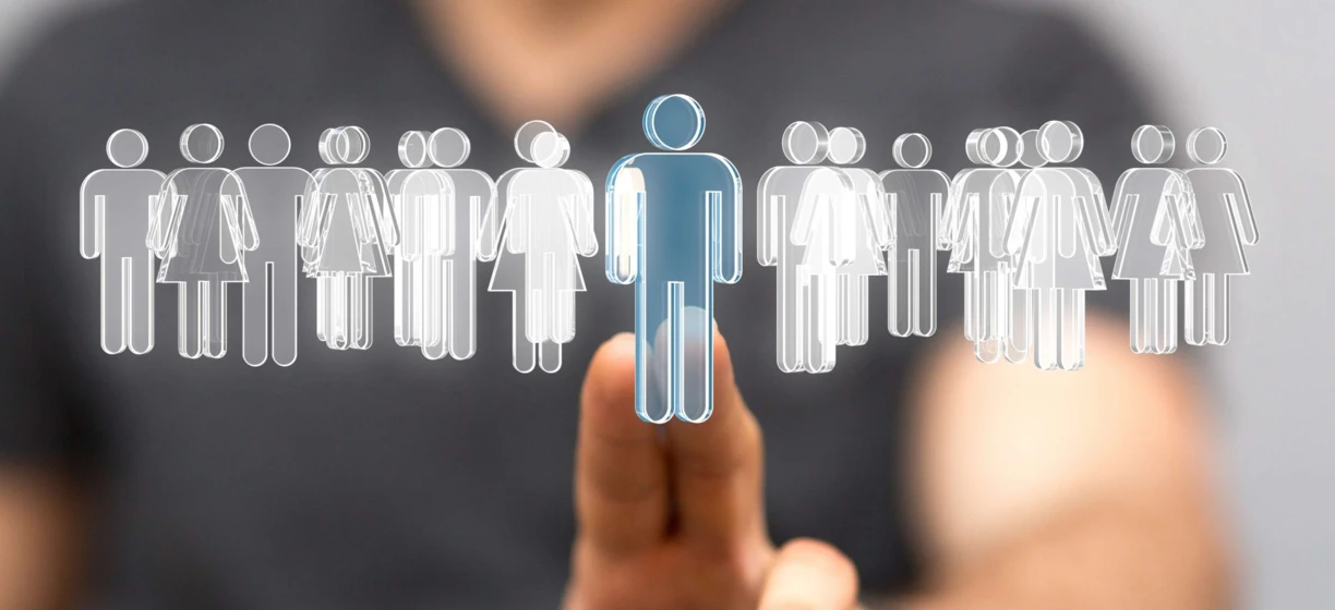 Zróżnicowana grupa ludzi w sali konferencyjnej gestykulująca i współpracująca. Omawiając tematy z zakresu zarządzania i nauki.