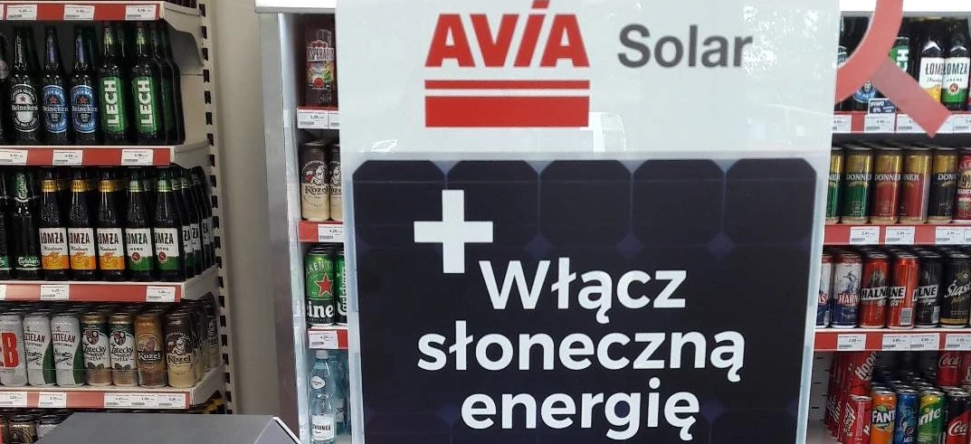 Tekst alternatywny: Reklama w języku polskim oferująca rozwiązania związane z energią słoneczną od Folne ke. Słowa kluczowe obejmują TELAN, bytecky, Kozel, Kuzel, LECH, AVÍA Solar, LOMOMZA, NER DONNE, HARK HALN i wiele innych.