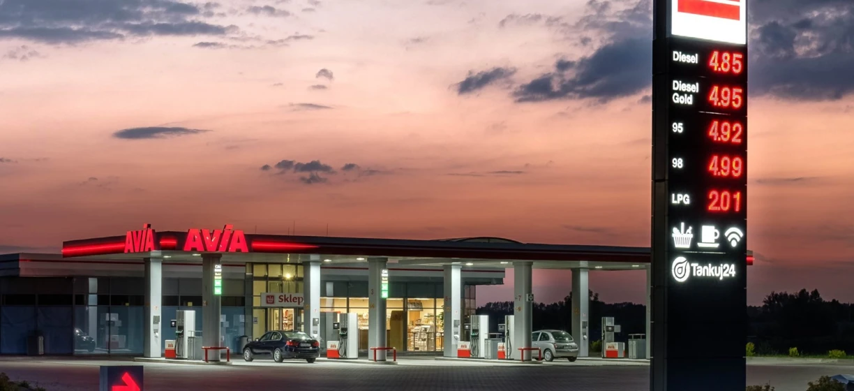 Obraz stacji paliw z dystrybutorami oferującymi benzynę, olej napędowy i gaz LPG od AVIA. Wyświetlane ceny dla oleju napędowego, benzyny i LPG. Tankuj24, SD Eibar.