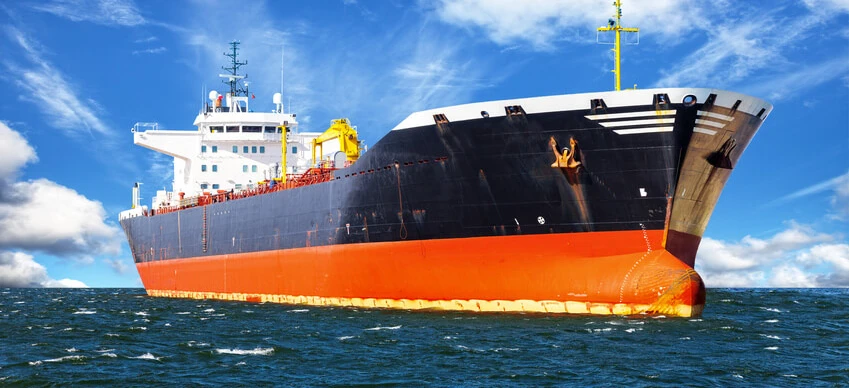 Statek transportowy płynący po morzu, tankowiec transportujący towary. Architektura morska w działaniu na wodzie.