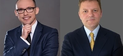 Osoba w garniturze i okularach zwrócona twarzą do kamery. Skupienie jest na ich głowie i opiece nad wzrokiem. Oficjalny strój z stylowymi okularami.