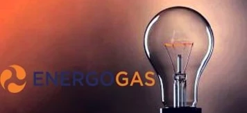 Abstrakcyjny obraz ze zywszymi pomarańczowymi odcieniami, reprezentujący przecięcie technologii i nauki. Wyświetlane są wyraźne logo ENERGOGAS.