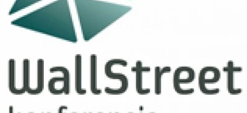 Ruchliwa konferencja na Wall Street z uczestnikami spacerującymi po chodniku. Kluczowe słowa: konferencja, Wall Street, chodnik.