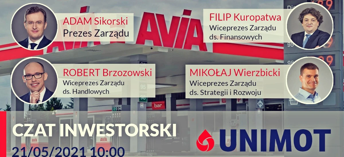 Obraz grupy pracowników umysłowych w stroju biznesowym, stojących przed transparentem z nazwiskami firm i tytułami, w tym ADAM Sikorski, CEO AVIA. Współpraca biznesowa i organizacja w centrum uwagi.