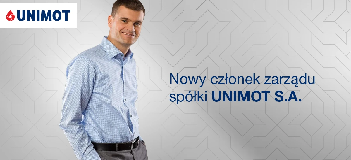 Nowy członek zarządu UNIMOT S.A. ubrany w koszulę. Logo Uniwersytetu Nove de Julho widoczne w tle.
