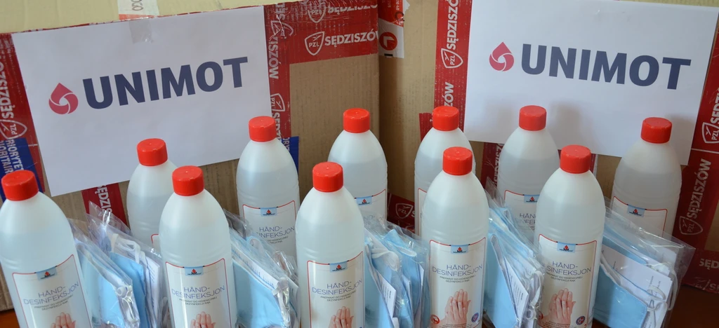 Plastikowa butelka na wodę z logo oznacza czystość i dezynfekcję. Logo Sędziszów widocznie wyświetlone na butelce cylindrycznej.