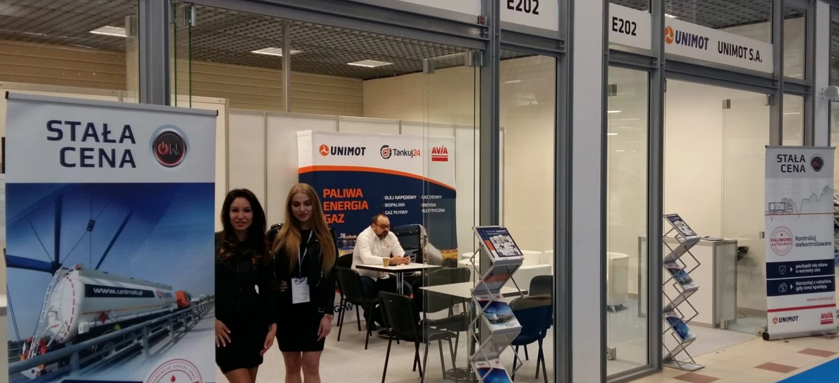 Logo firmy UNIMOT S.A. z banerem reklamowym promującym technologię dla organizacji biznesowej i czystości. Firma oferuje rozwiązania z zakresu paliw i energii, w tym usługi AVIA i Tankuj24. Odwiedź www.unimot.pl po więcej informacji.