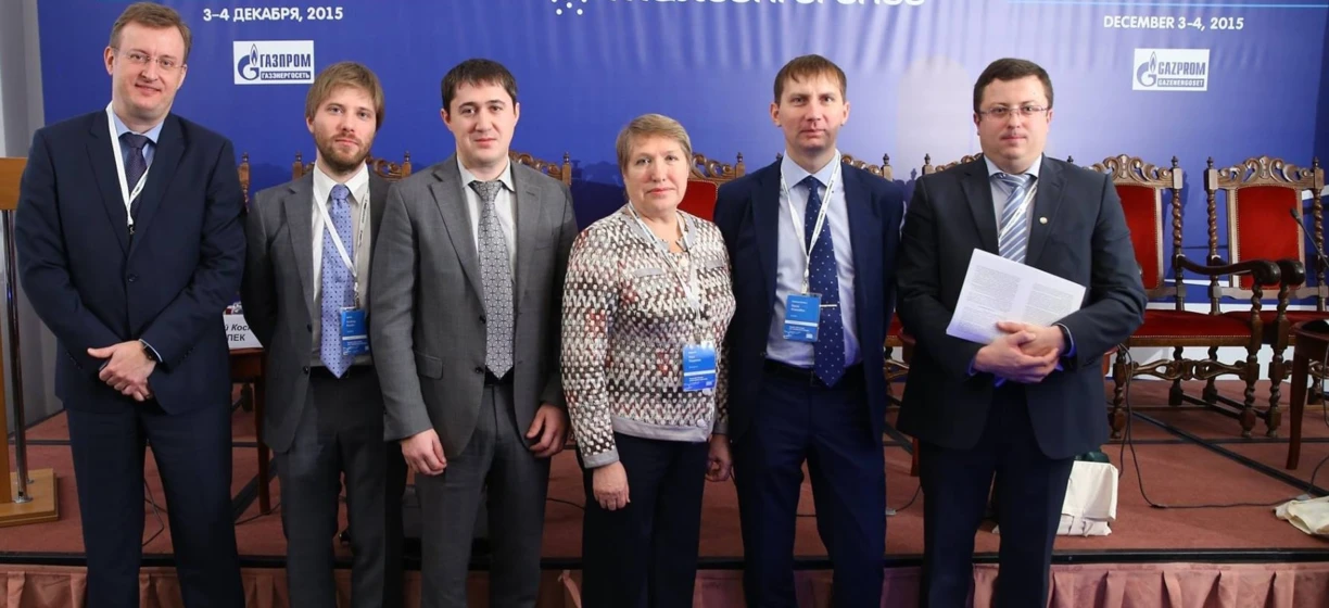 Grupa biznesmenów w formalnych ubraniach współpracujących na konferencji rynku gazu propan-butan w Rosji w grudniu 2015 roku. Występują garnitury, marynarki, krawaty i koszule, reprezentujące nowe horyzonty rozwoju w branży. #maxconference #lpgmarket #businessdevelopment