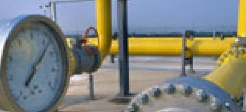 Zblizenie rur i cylindrycznych elementów metalowych na przemysłowej stacji pomp. To zdjecie przedstawia inzynierie i budowe instalacji hydraulicznej.