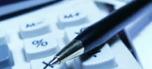 Kalkulator i długopis na biurku z papierem i przyborami biurowymi. Obrazek przedstawia sprzęt biurowy i urządzenia elektroniczne używane w biurze.