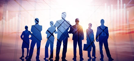 Sylwetka ludzi idących w współpracy - reprezentująca efektywne zarządzanie. Profesjonaliści biznesu w jedności, idący naprzód razem.