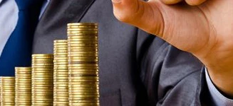 Osoba prowadząca biznes liczy banknoty i monety, zarządzając pieniędzmi w sposób efektywny. Oszczędzanie pieniędzy i dbanie o walutę z rozwagą.