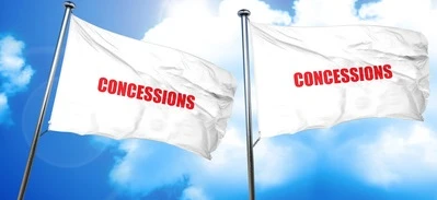 Alternatywny tekst: Różnorodne bary z napisami reklamującymi różne jedzenie i napoje. Kupuj swoje PRZECHODNIE tutaj!